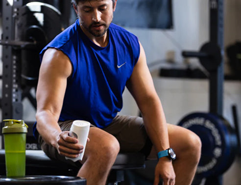 A man in a gym using the Cryo-1 between sets
